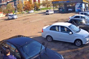停车在自助洗车处。 塔什干 网络摄像头