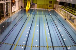 游泳池体育复杂Azure在线摄像头