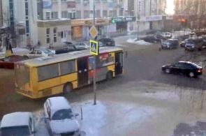网络摄像头在十字路口在线Sovetskaya街和普希金街。