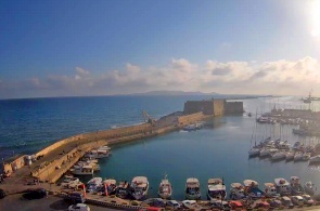 港口和堡垒的视图。 网络摄像头伊拉克利翁