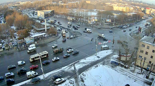 Komsomolskiy大街的十字路口 - 斯维尔德洛夫斯克。车里雅宾斯克摄像头在线