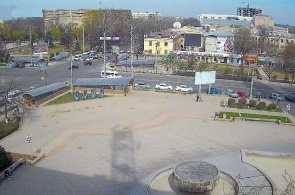 交叉口前景翠和玉素甫Abdrakhmanov街道。 比什凯克的摄像头
