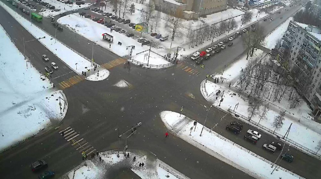 俯瞰查帕耶夫-米拉街道交叉口的网络摄像机