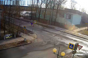 康索莫尔斯卡娅和高尔基街的十字路口。孔多波吉网络摄像机在线