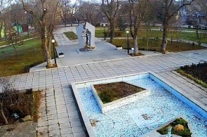 切尔诺贝利英雄博物馆 - “星空蒿木”。纪念碑和公园的视图