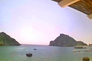 帕莱奥卡斯特里察。阿克伦海滩酒吧咖啡馆附近的海滩。科孚岛在线摄像头