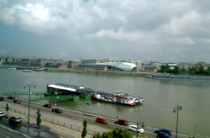 河码头上的多瑙河。 摄像头布达佩斯在线