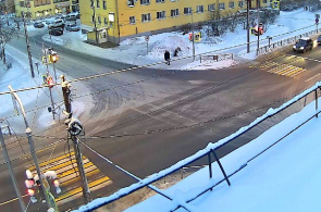 捷尔任斯基的十字路口-马克西姆·高尔基（Maxim Gorky）街道。网络摄像头Medvezhyegorsk在线