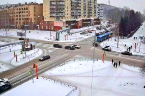 Oktyabrsky Ave 的十字路口 - Leningradsky Ave。 网络摄像头 克麦罗沃