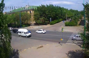 交叉路口的列宁大街和共青团的街道。 网络摄像头伏尔加河