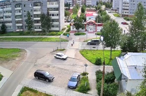 建设者街上的人行横道。 网络摄像头 Polyarnye Zori