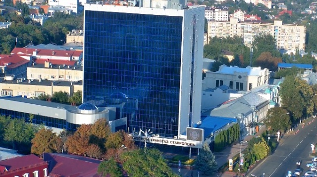 俄罗斯天然气工业股份公司大楼的街头Dzerzhinsky视图。斯塔夫罗波尔在线