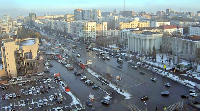 斯维尔德洛夫斯克 - 列宁大街的十字路口。带声音的网络摄像头