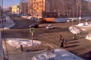 摄像头播放下Nizhny Tagil的Karl Marx和Parkhomenko街道的交汇点