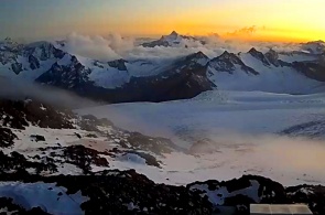 高加索山脊的视图。 网络摄像头 Elbrus 地区