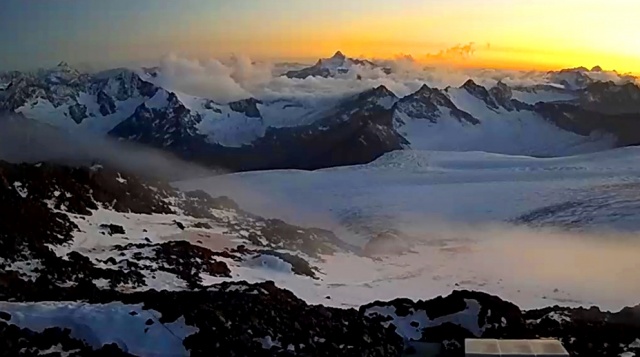 高加索山脊的视图。 网络摄像头 Elbrus 地区