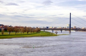 看莱茵河。 摄像头杜塞尔多夫在线
